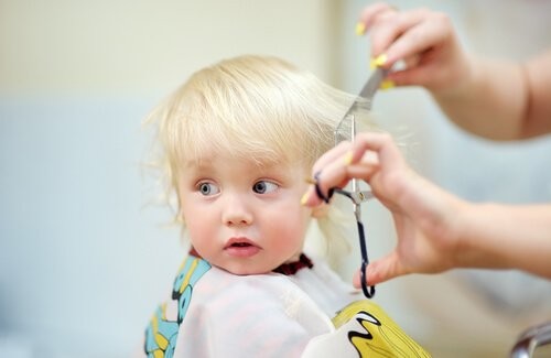 Strzyżenie włosów u dziecka nożyczkami