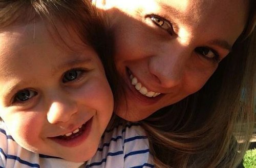 Mama i dziecko śmieją się