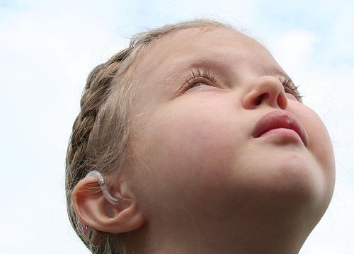 Twarz dziewczynki patrząca w niebo