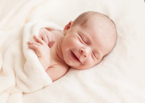 Radosny uśmiech noworodka