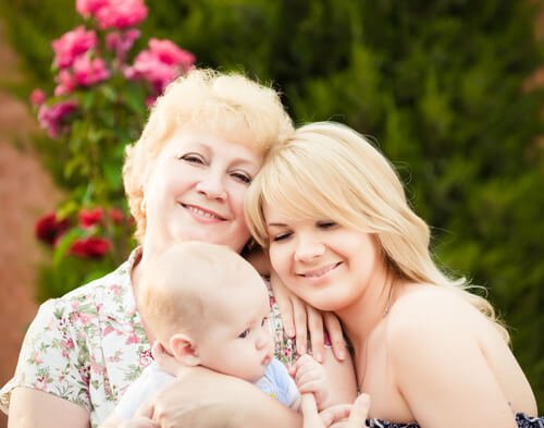 Uśmiechnięte babcia i mama z dzieckiem - niechciane porady