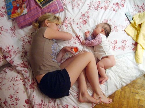 Wspólne spanie z dzieckiem – najważniejsze zalety i wady