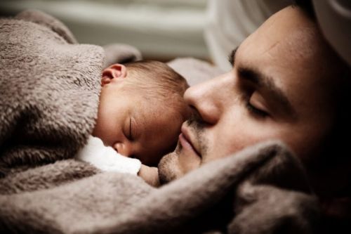 Wspólne spanie z dzieckiem - tata i dziecko