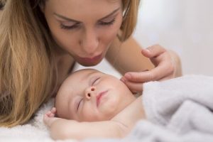 7 zachowań typowych dla każdego noworodka