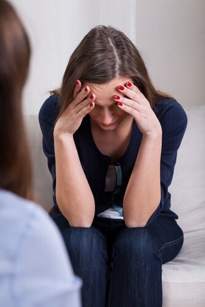 Kobieta przytłoczona przez lęk