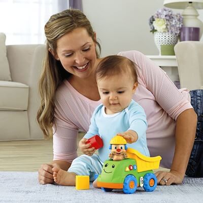 Mama i dziecko bawią się razem