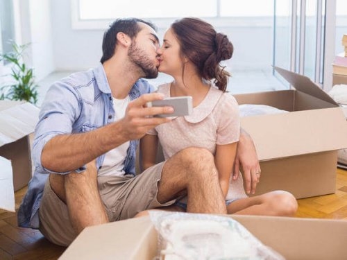 Całująca się para