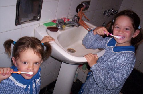 Dwie dziewczynki myją zęby