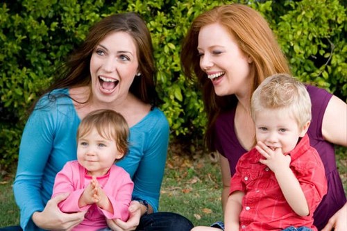 Dwie kobiety z dziecmi