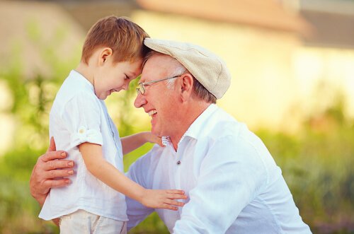 Szczęśliwi dziadek i wnuk