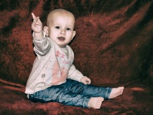 Małe dziecko gestykuluje