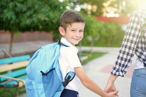 Dziecko idzie do szkoły z plecakiem