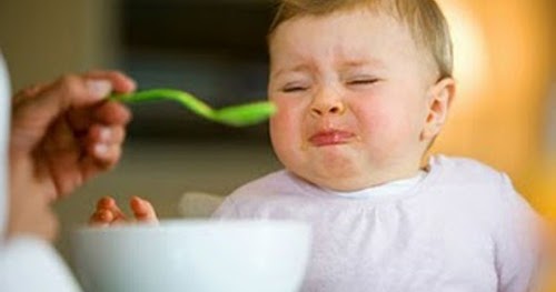 Dziecko krzywiące się na widok ręki z łyżką z jedzeniem - zmuszanie dziecka do jedzenia