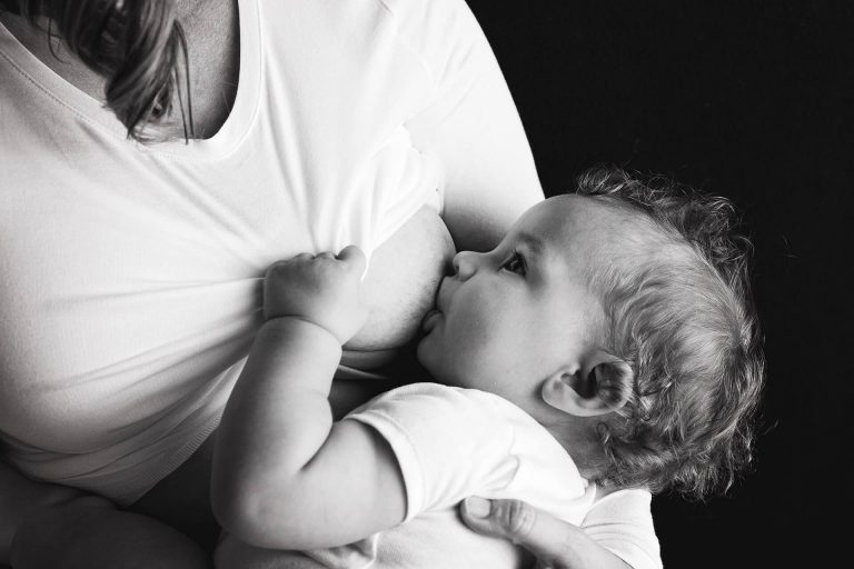 Dziecko ssące pierś mamy - plusy i minusy karmienia piersią