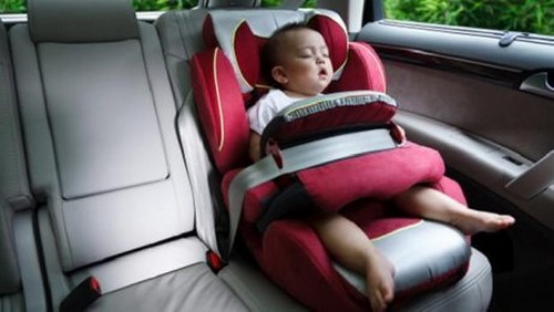 Dziecko śpiące w foteliku samochodowym