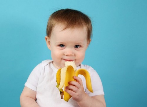 Dziecko jedzące banana