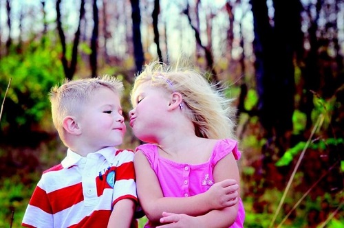 Dawanie całusów – czemu nie wolno zmuszać do niego dzieci