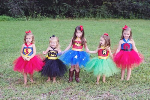 Dziewczynki w kostiumach superbohaterek