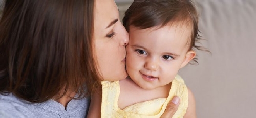 Mama całuje córeczkę