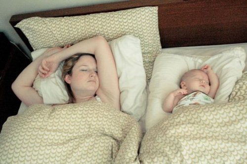 mama i dziecko śpią w łóżku - korzyści z odpoczynku