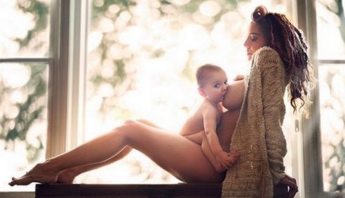 Mama karmi piersią
