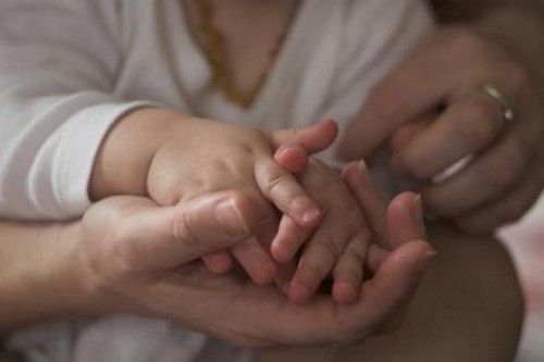 Rodzic masujący dłoń dziecka