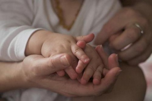 Rodzic masujący dłoń dziecka