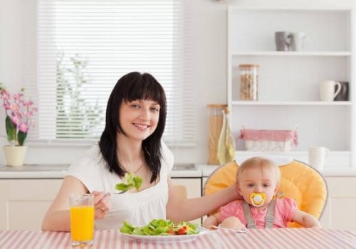 Matka z dzieckiem podczas posiłku