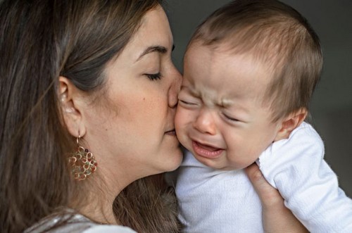 Matka przytulająca płaczące dziecko
