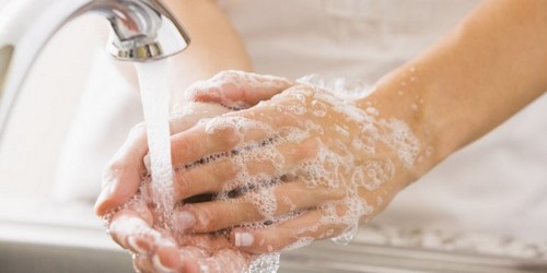 Mycie rąk przed kontaktem z dzieckiem