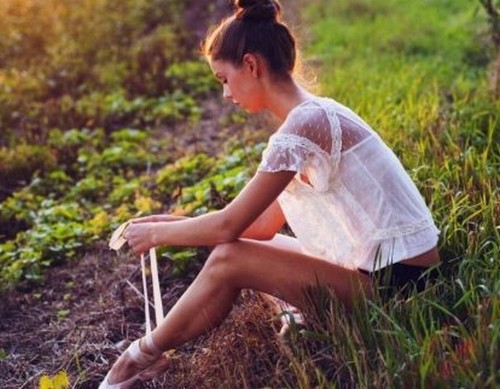 Nastoletnia dziewczynka rozmyśla