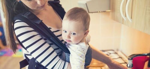 Noszenie niemowlęcia w chustach: jakie ma znaczenie dla rozwoju dziecka