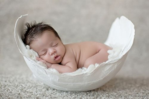 Noworodek śpi w leżance