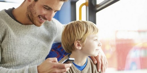 Ojciec patrzący w telefon