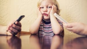 Uzależnienie od telefonu komórkowego krzywdzi Twoje dziecko