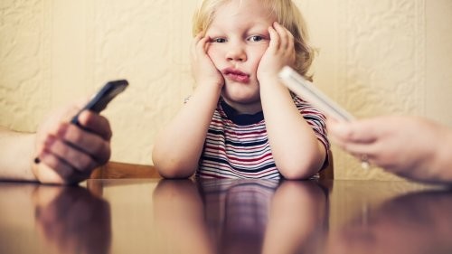 Uzależnienie od telefonu komórkowego krzywdzi Twoje dziecko