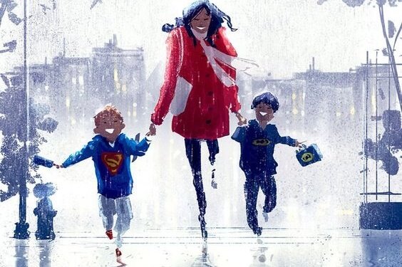 Roześmiana mama skacząca po ulicy, trzymająca dwóch synów za ręce