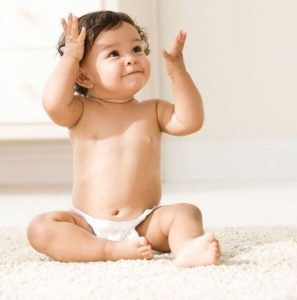 Sadzanie niemowlęcia – kiedy jest bezpieczne?