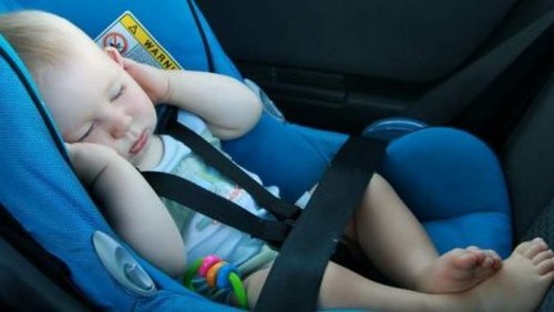 Niemowlak śpiący w samochodzie