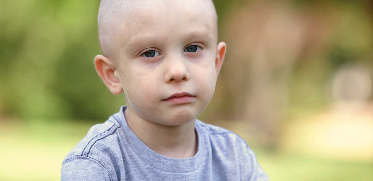 Smutne dziecko chore na białaczkę - białaczka i jej objawy