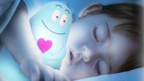 Spanie w ciemności – dlaczego jest lepsze dla dziecka?