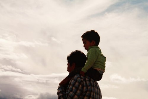 Syna siedzący na ramionach ojca