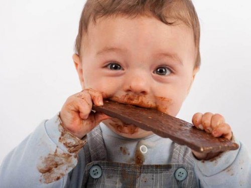 Uspokojenie płaczącego niemowlęcia - jedzenie czekolady