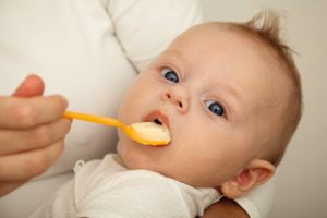 Kiedy i jak wprowadzić pokarmy stałe do diety niemowlęcia