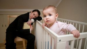 Zmęczona mama z przebudzonym maluszkiem