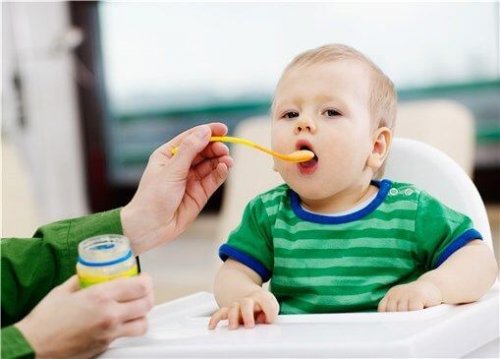 Żywienie uzupełniające – dziecko je z łyżki