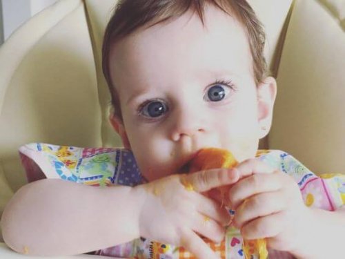 Żywienie uzupełniając - dziecko je samodzielnie