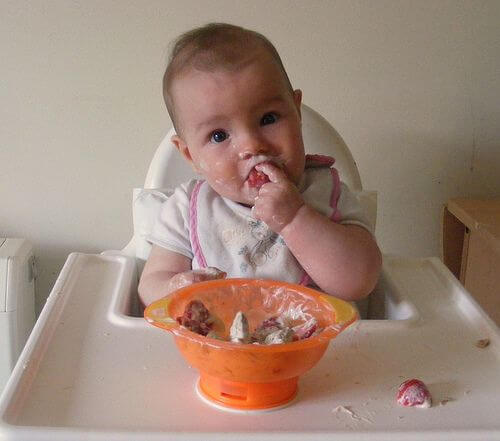 Żywienie uzupełniające niemowląt – porady, jak zacząć