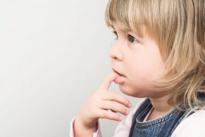 Obgryzanie paznokci - z jakich powodów dzieci to robią?