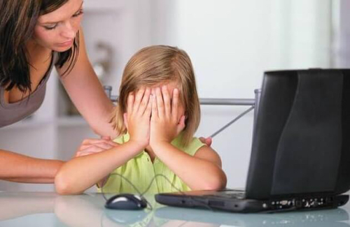 Wymagająca matka zawsze upewnia się, że dziecko osiąga dobre wyniki w nauce.